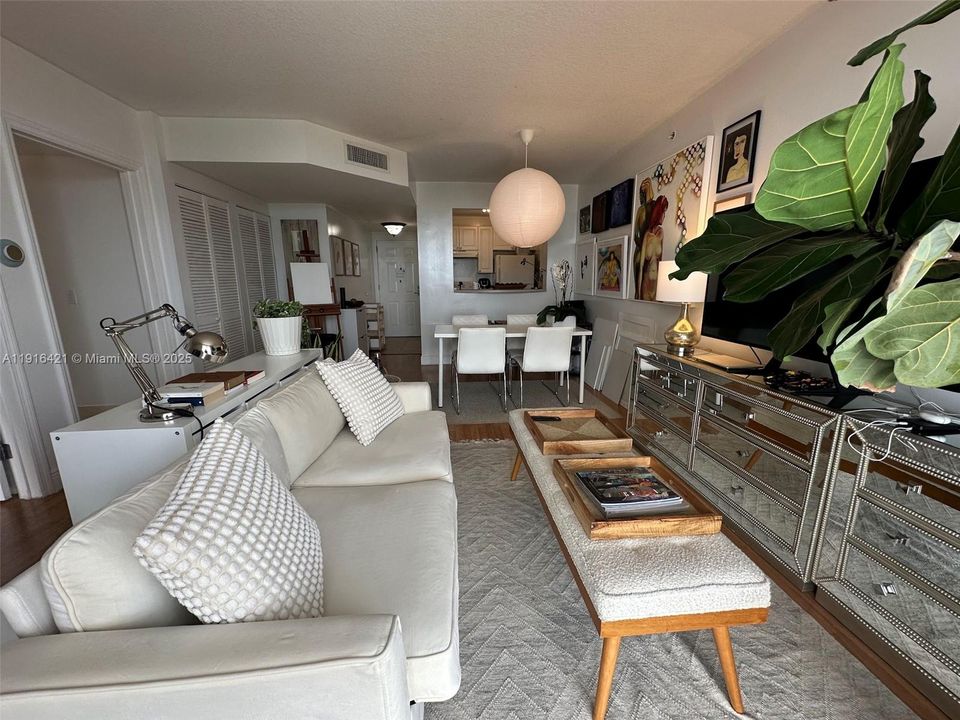 For Sale: $330,000 (1 beds, 1 baths, 710 Square Feet)