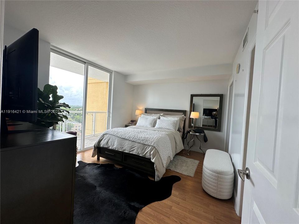 For Sale: $330,000 (1 beds, 1 baths, 710 Square Feet)