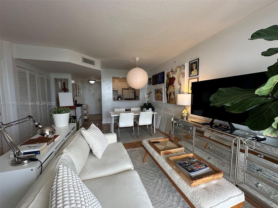 For Sale: $330,000 (1 beds, 1 baths, 710 Square Feet)