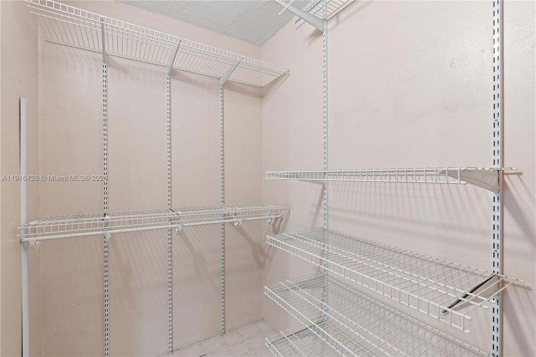 Под контрактом: $310,000 (2 спален, 2 ванн, 1756 Квадратных фут)