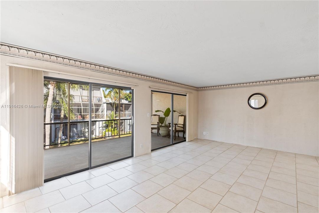 Под контрактом: $310,000 (2 спален, 2 ванн, 1756 Квадратных фут)