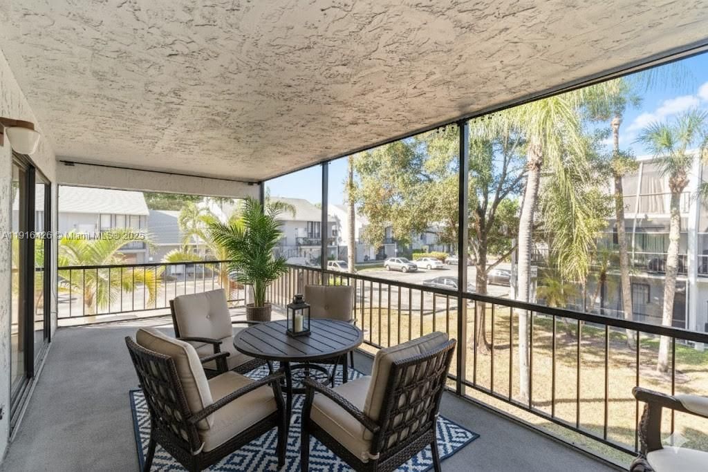 Под контрактом: $310,000 (2 спален, 2 ванн, 1756 Квадратных фут)