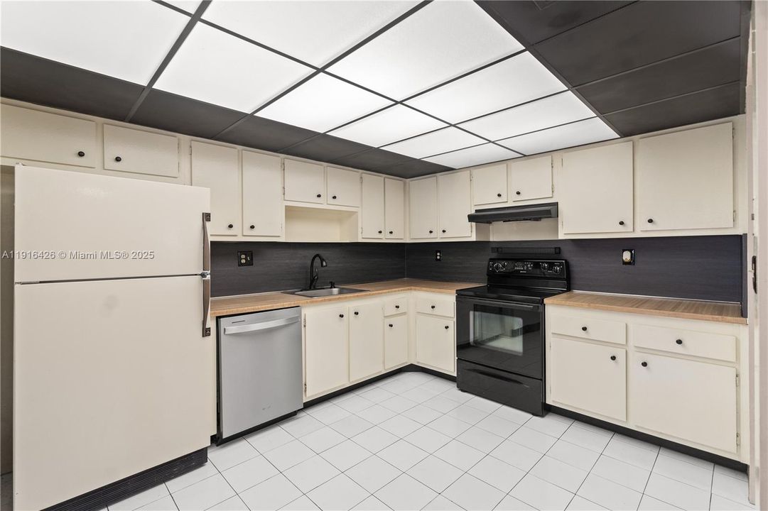 Под контрактом: $310,000 (2 спален, 2 ванн, 1756 Квадратных фут)