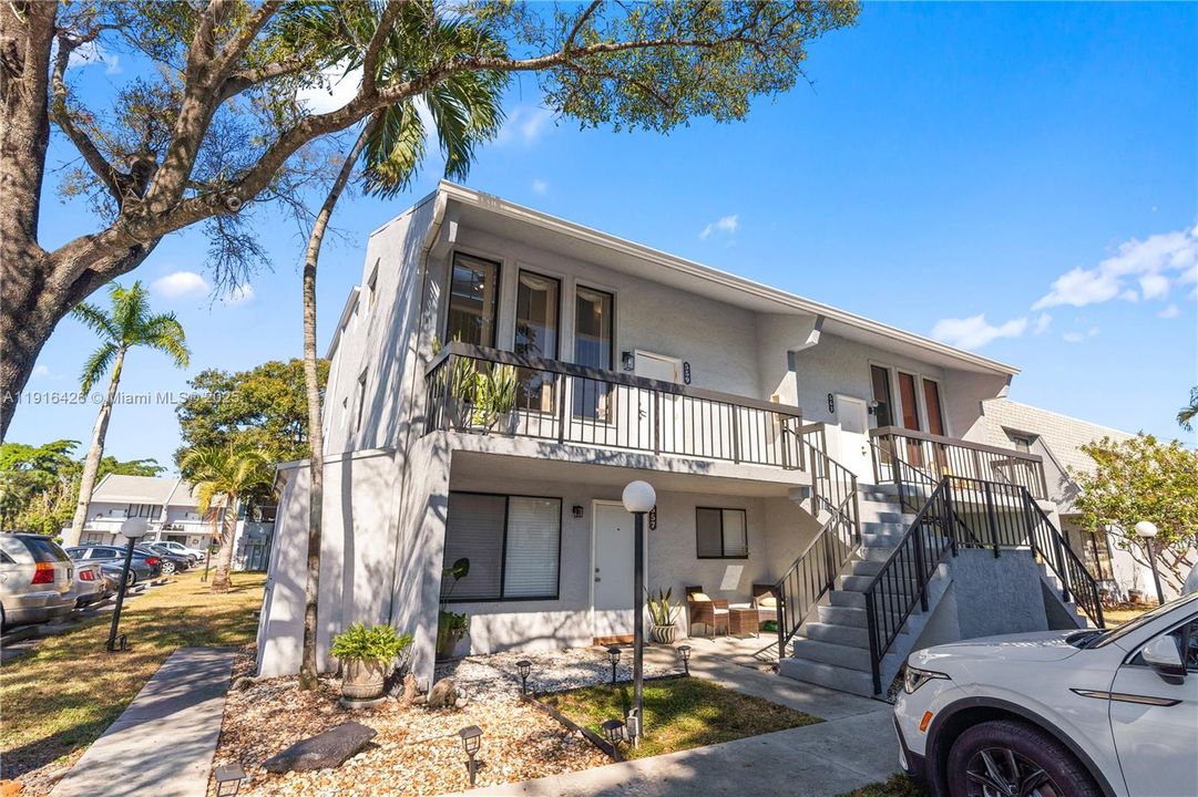 Под контрактом: $310,000 (2 спален, 2 ванн, 1756 Квадратных фут)