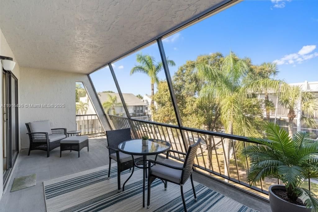 Под контрактом: $310,000 (2 спален, 2 ванн, 1756 Квадратных фут)