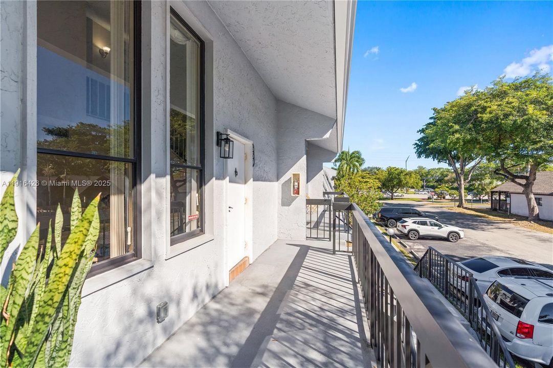 Под контрактом: $310,000 (2 спален, 2 ванн, 1756 Квадратных фут)