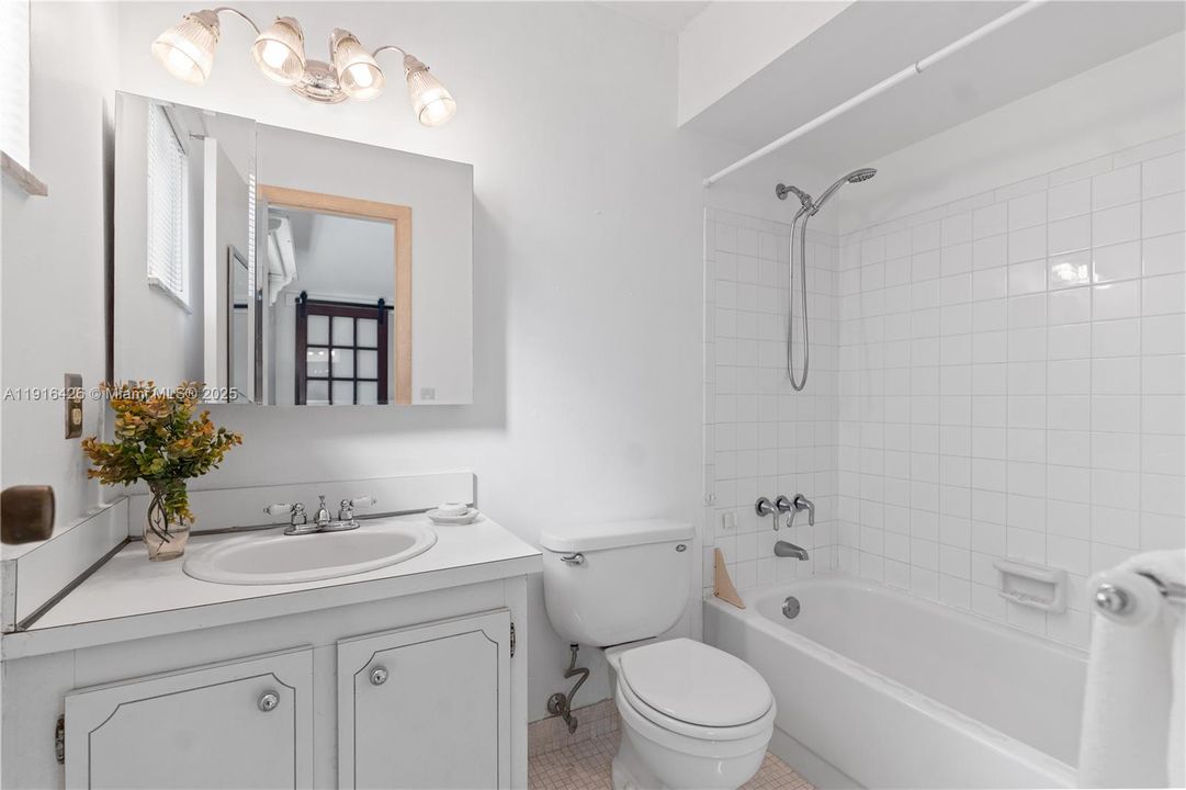 Под контрактом: $310,000 (2 спален, 2 ванн, 1756 Квадратных фут)