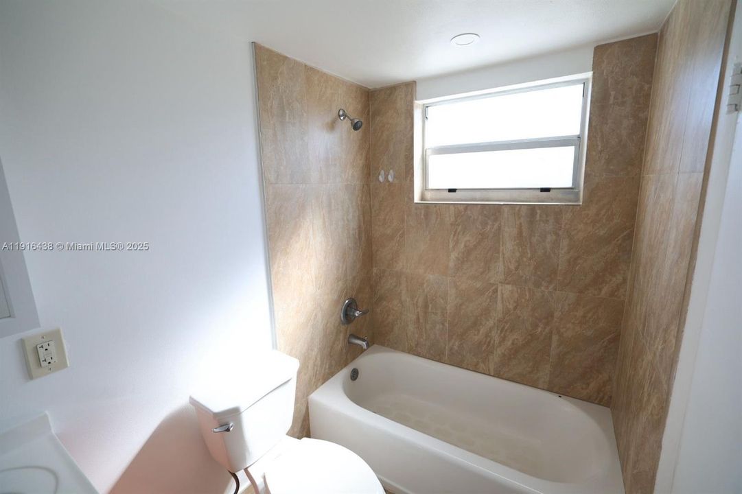 Active With Contract: $1,700 (1 beds, 1 baths, 0 Square Feet)