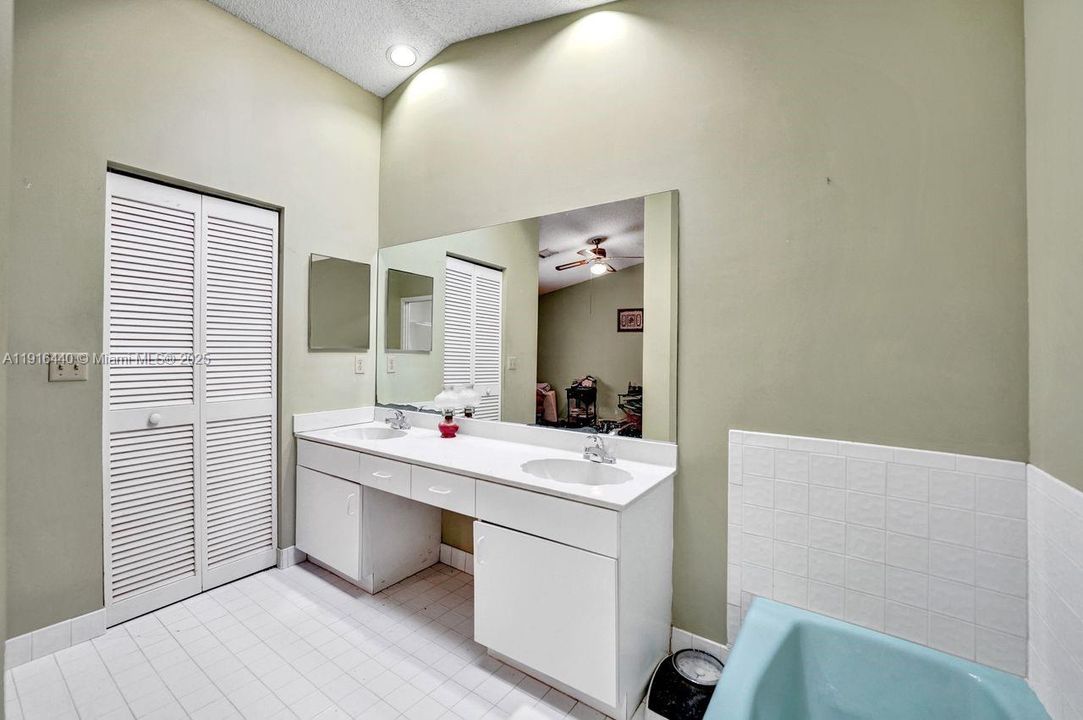 Active With Contract: $550,000 (3 beds, 2 baths, 1884 Square Feet)