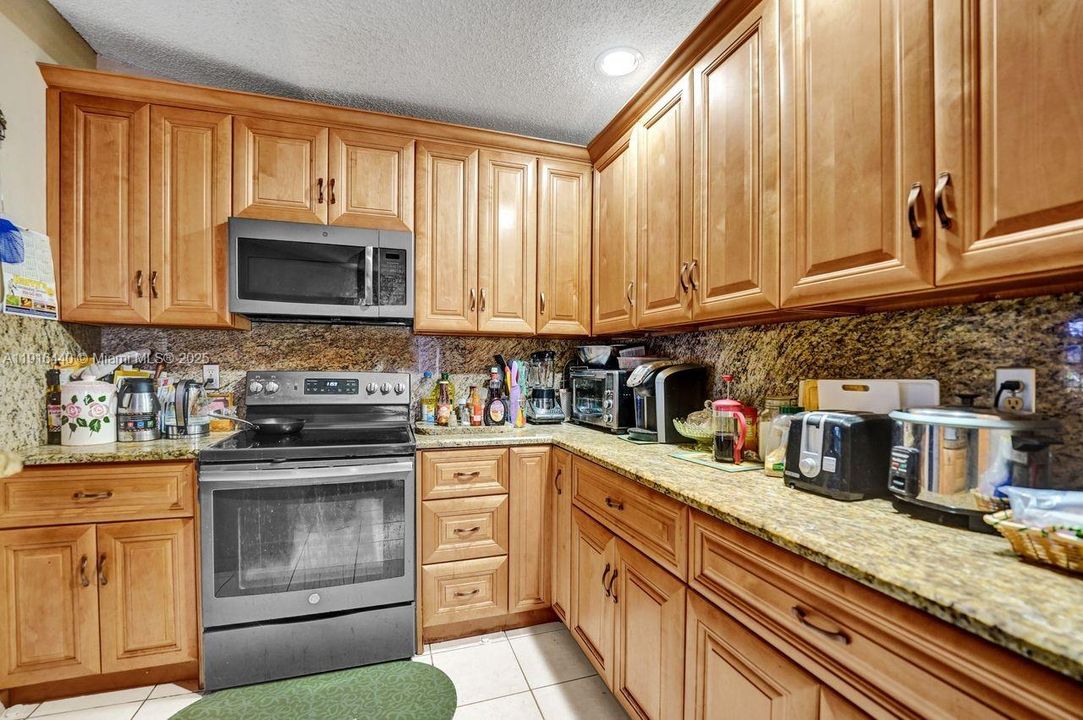 Active With Contract: $550,000 (3 beds, 2 baths, 1884 Square Feet)