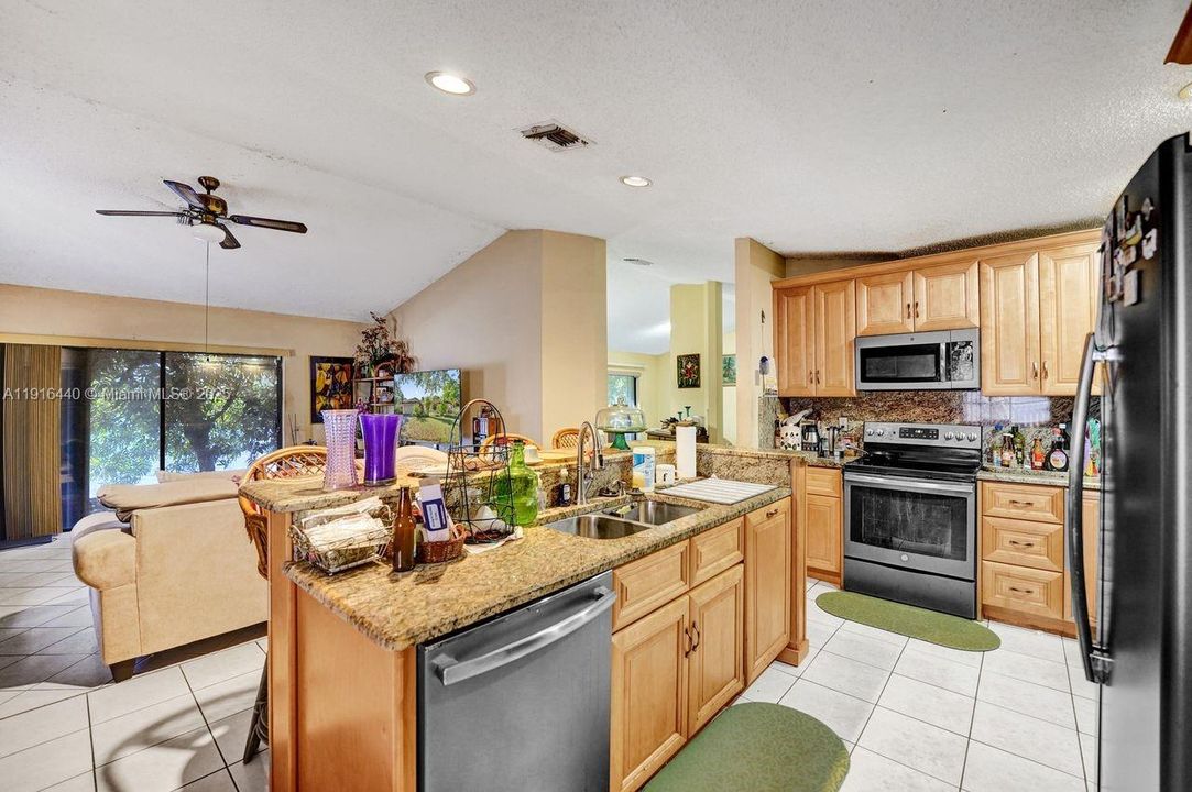 Active With Contract: $550,000 (3 beds, 2 baths, 1884 Square Feet)