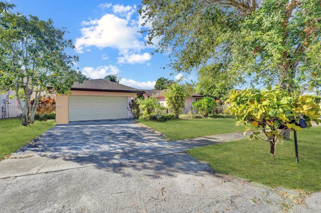 Active With Contract: $550,000 (3 beds, 2 baths, 1884 Square Feet)