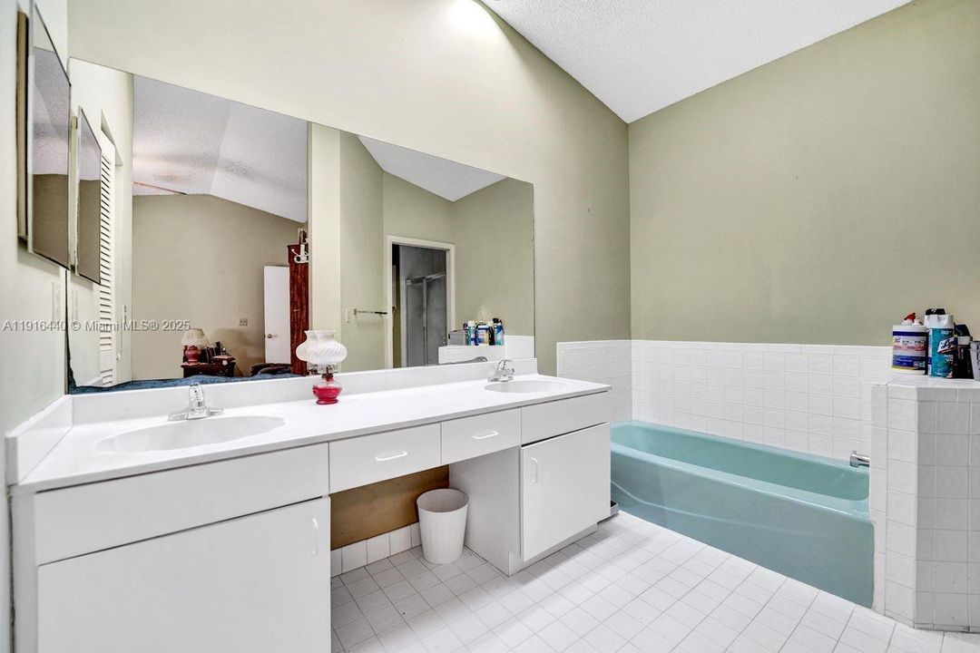 Active With Contract: $550,000 (3 beds, 2 baths, 1884 Square Feet)