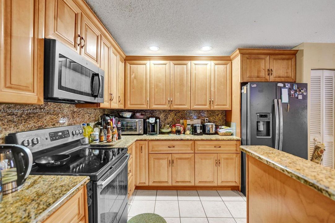 Active With Contract: $550,000 (3 beds, 2 baths, 1884 Square Feet)