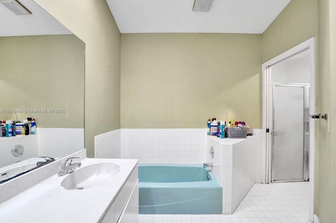 Active With Contract: $550,000 (3 beds, 2 baths, 1884 Square Feet)