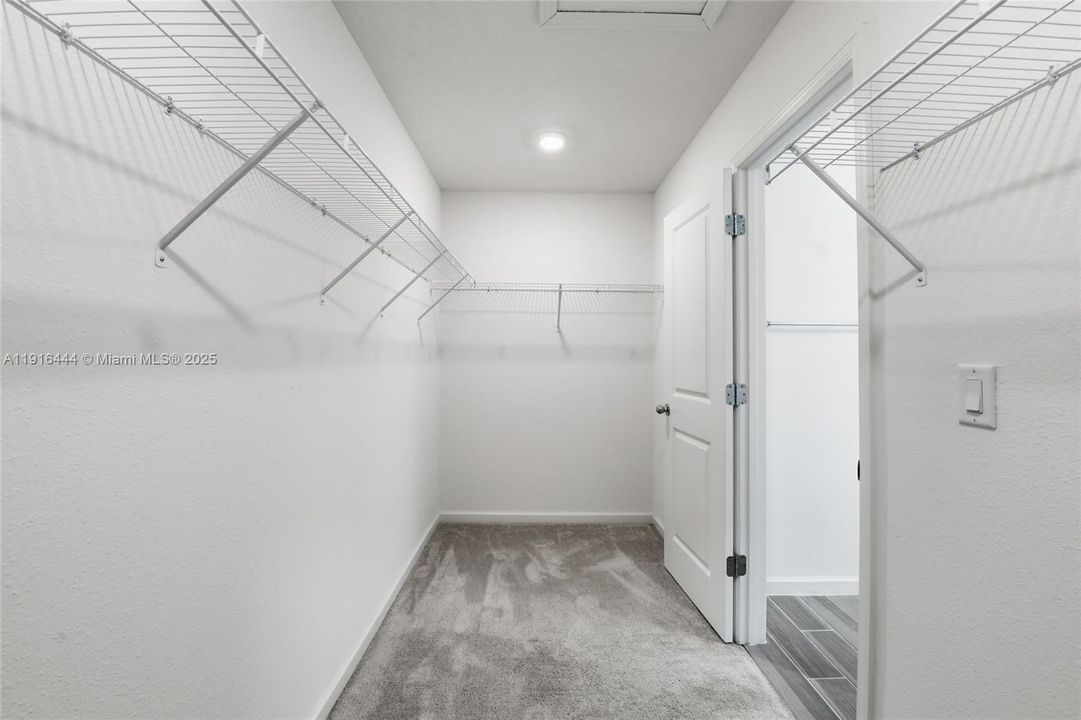 待售: $380,000 (4 贝兹, 2 浴室, 0 平方英尺)