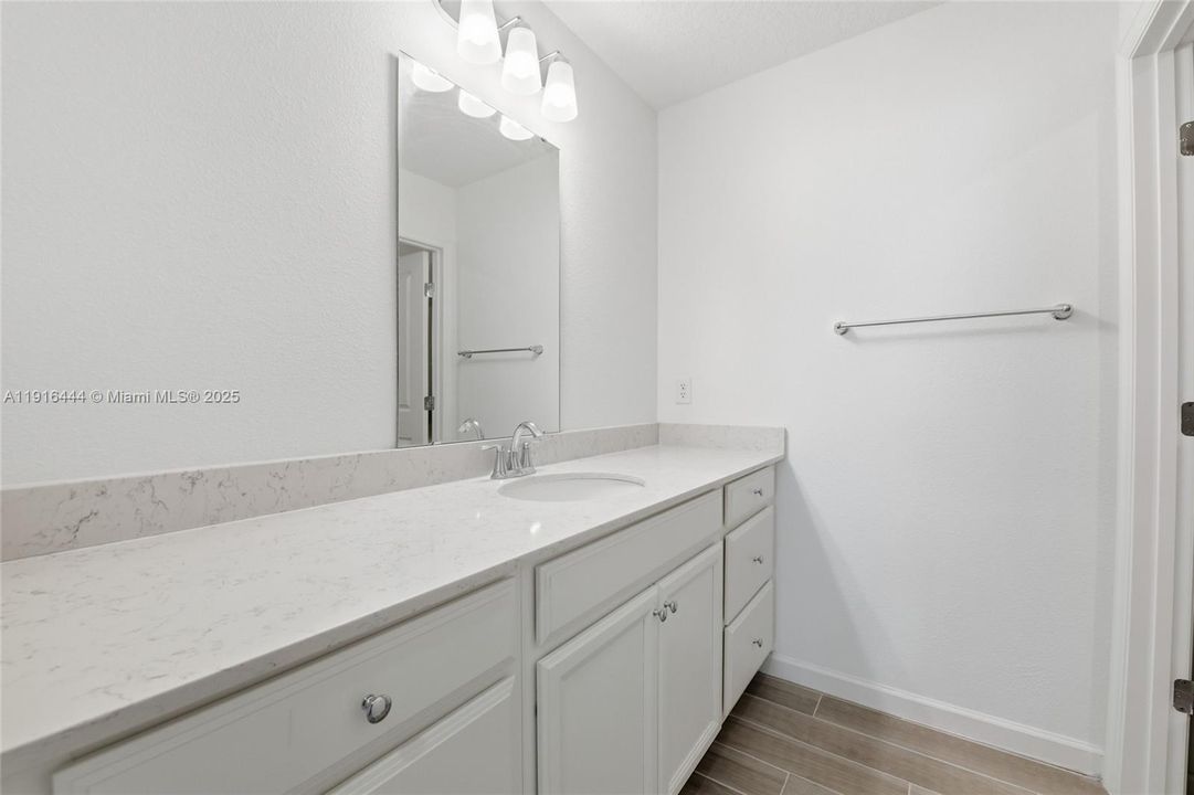 待售: $380,000 (4 贝兹, 2 浴室, 0 平方英尺)