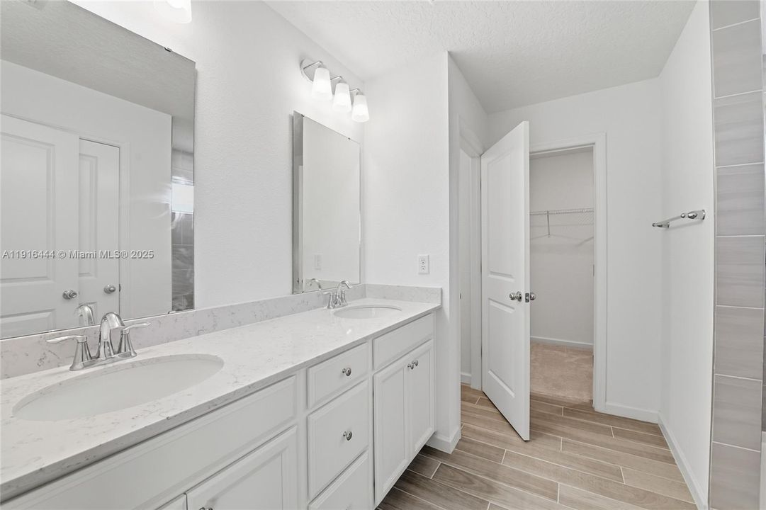 待售: $380,000 (4 贝兹, 2 浴室, 0 平方英尺)