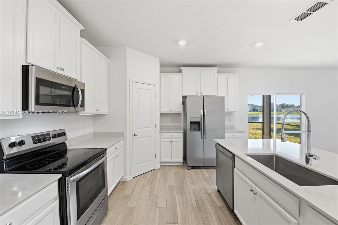 待售: $380,000 (4 贝兹, 2 浴室, 0 平方英尺)