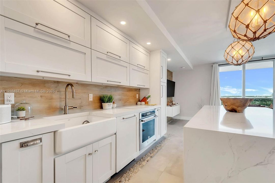 出租: $14,000 (2 贝兹, 2 浴室, 960 平方英尺)