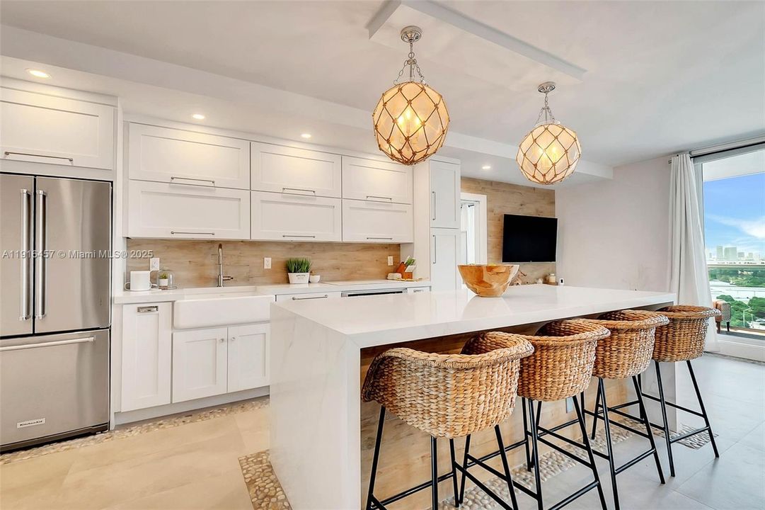 出租: $14,000 (2 贝兹, 2 浴室, 960 平方英尺)