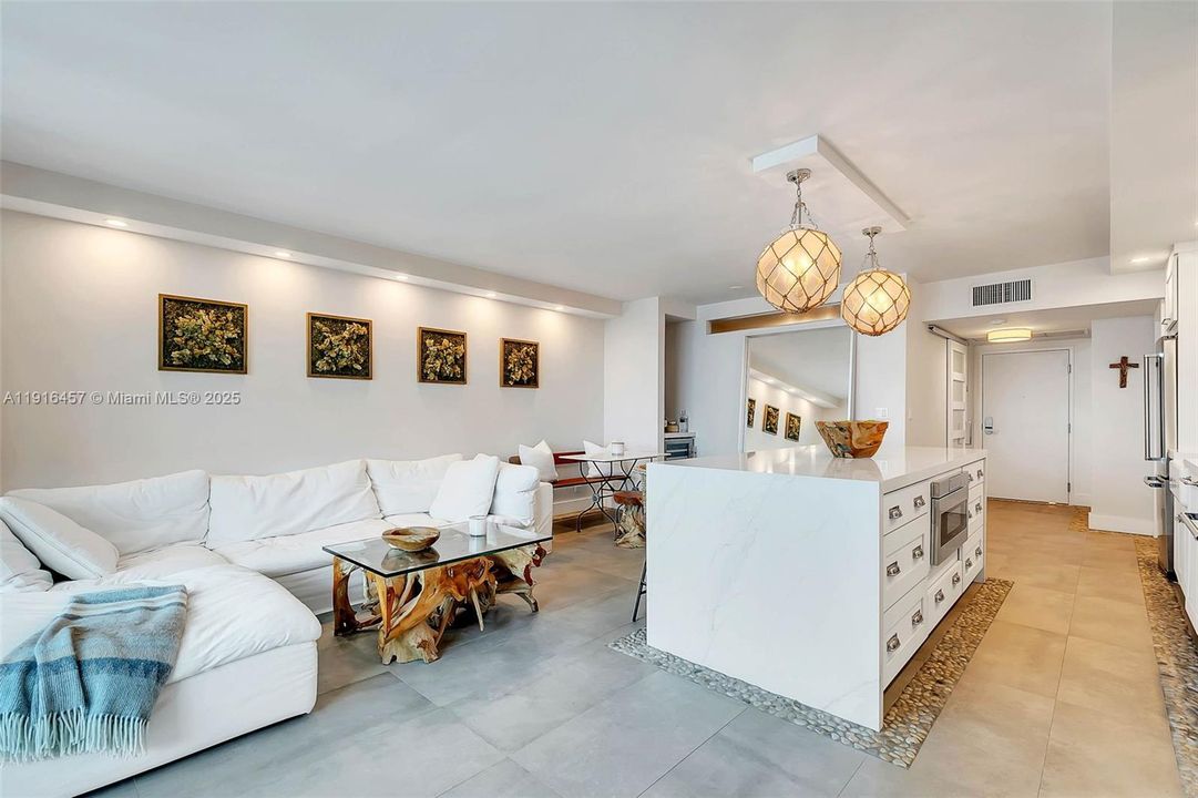 出租: $14,000 (2 贝兹, 2 浴室, 960 平方英尺)