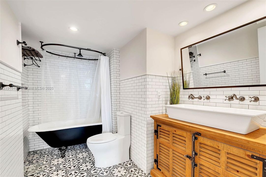 Combinatiin tub and shower master bath