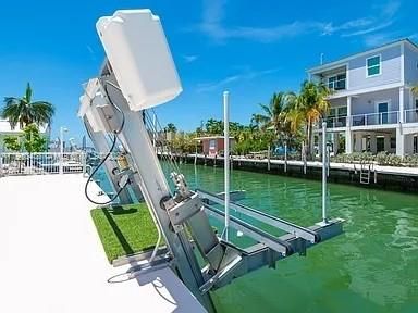 For Sale: $1,699,000 (2 beds, 2 baths, 1108 Square Feet)