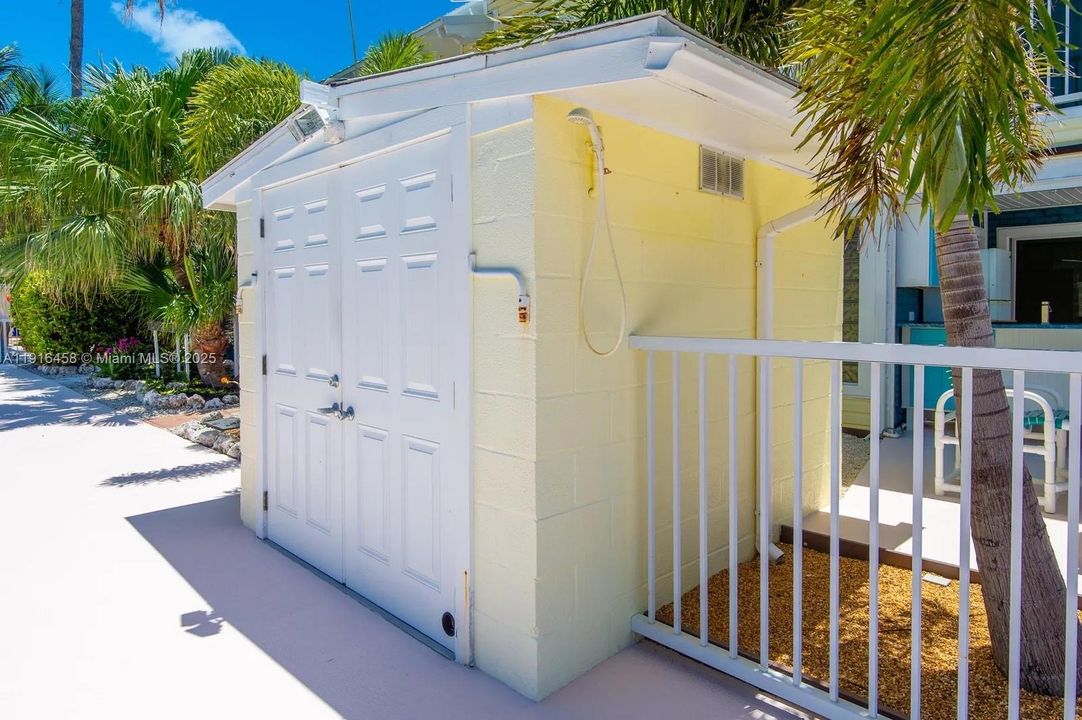 For Sale: $1,699,000 (2 beds, 2 baths, 1108 Square Feet)