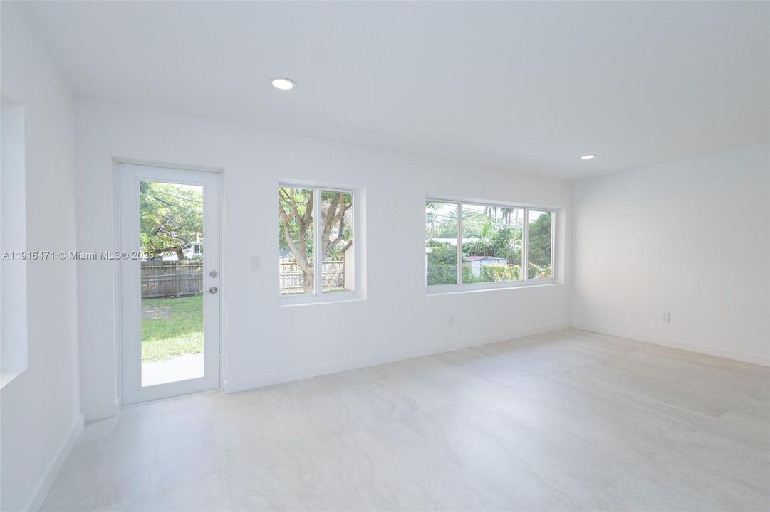 For Rent: $4,950 (5 beds, 3 baths, 1984 Square Feet)