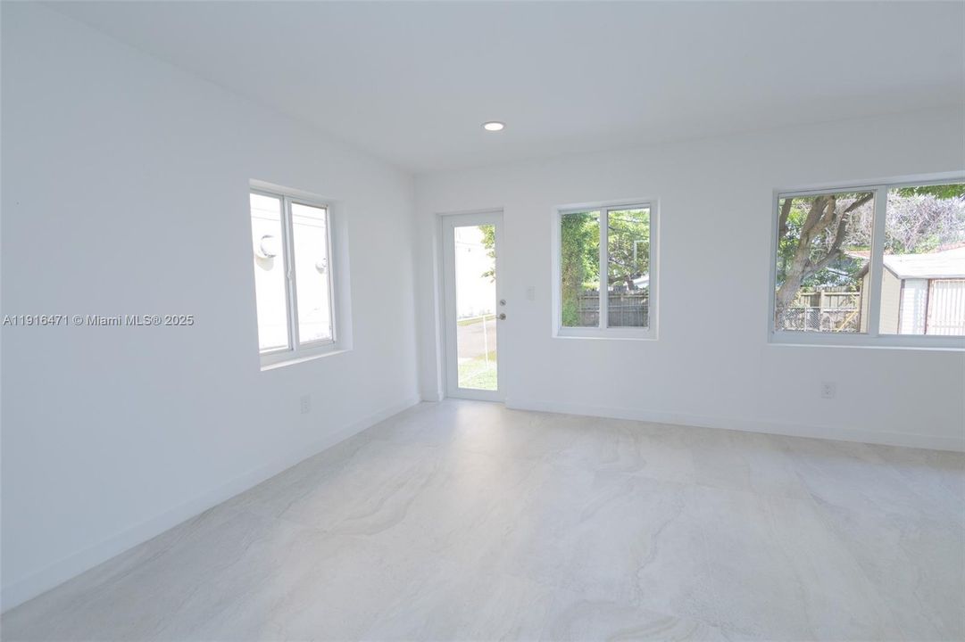 For Rent: $4,950 (5 beds, 3 baths, 1984 Square Feet)