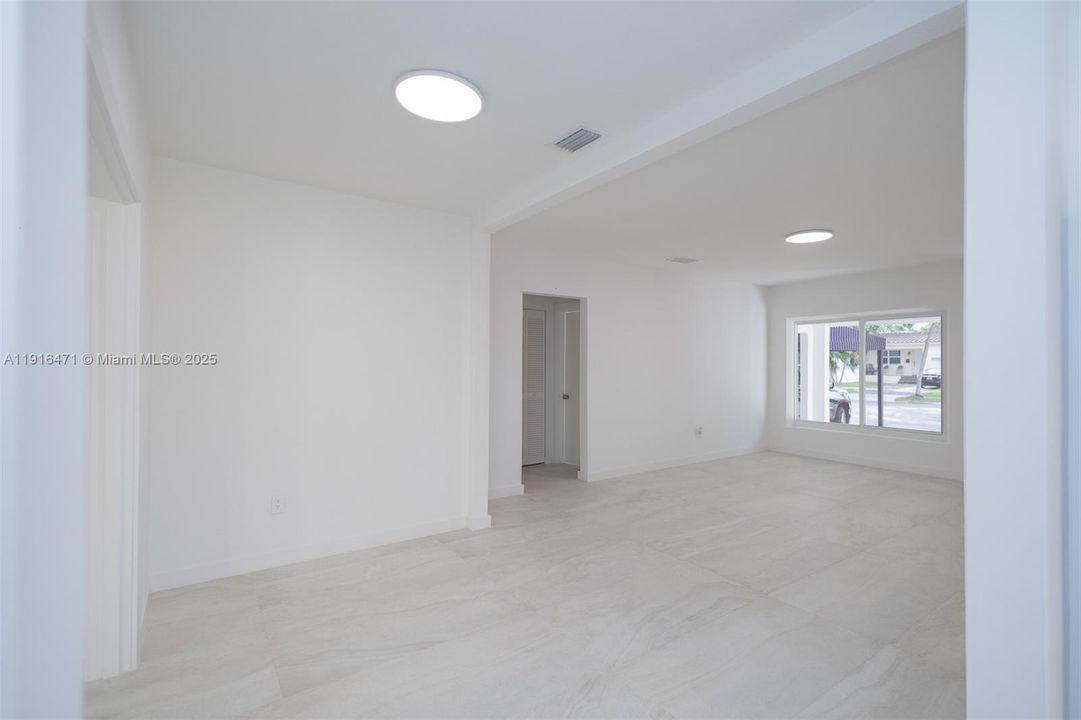 For Rent: $4,950 (5 beds, 3 baths, 1984 Square Feet)