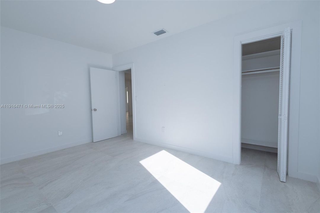 For Rent: $4,950 (5 beds, 3 baths, 1984 Square Feet)