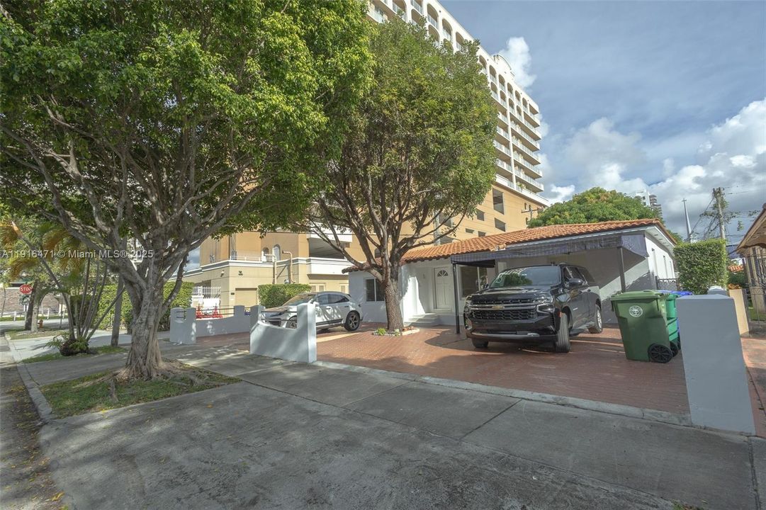 For Rent: $4,950 (5 beds, 3 baths, 1984 Square Feet)