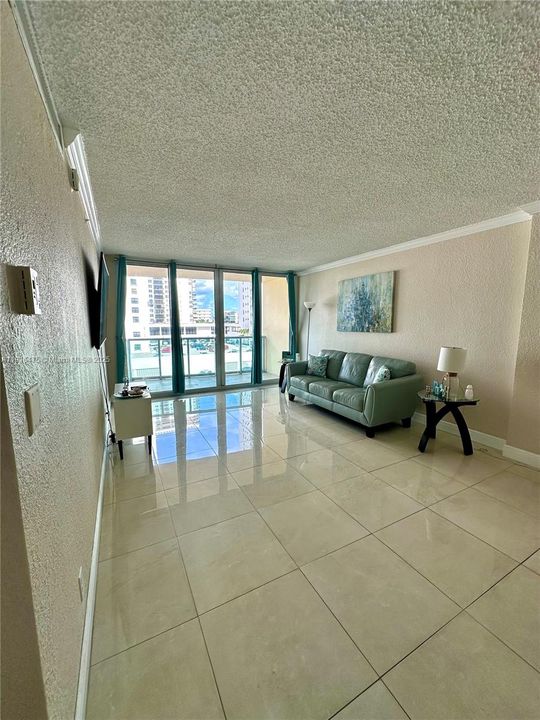 For Sale: $420,000 (1 beds, 1 baths, 745 Square Feet)