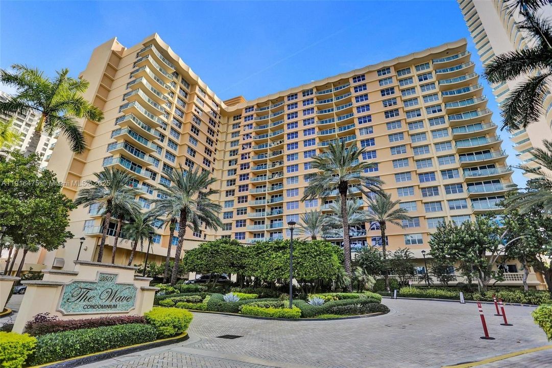 For Sale: $420,000 (1 beds, 1 baths, 745 Square Feet)