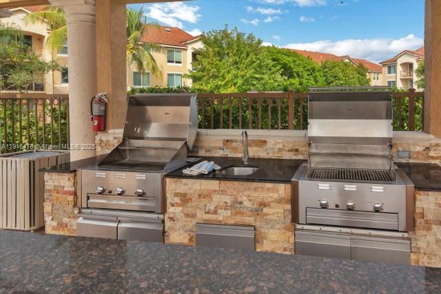 Под контрактом: $1,750 (1 спален, 1 ванн, 793 Квадратных фут)