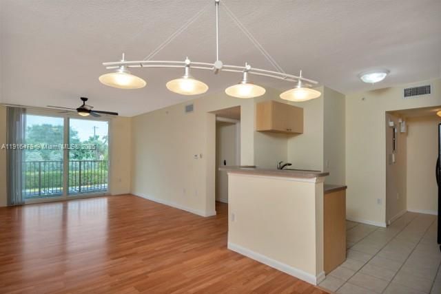 Под контрактом: $1,750 (1 спален, 1 ванн, 793 Квадратных фут)