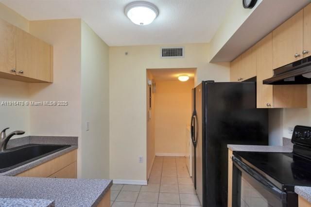 Под контрактом: $1,750 (1 спален, 1 ванн, 793 Квадратных фут)