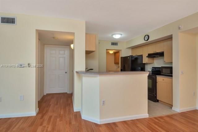 Под контрактом: $1,750 (1 спален, 1 ванн, 793 Квадратных фут)