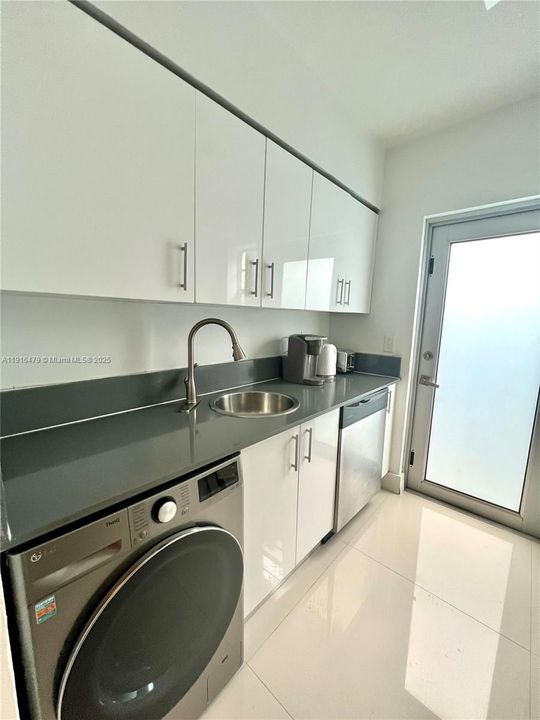 Active With Contract: $1,950 (0 beds, 1 baths, 506 Square Feet)