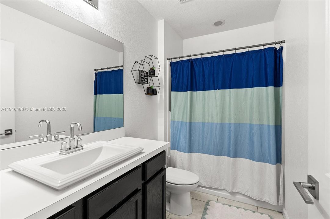 合同活跃: $650,000 (4 贝兹, 2 浴室, 1800 平方英尺)