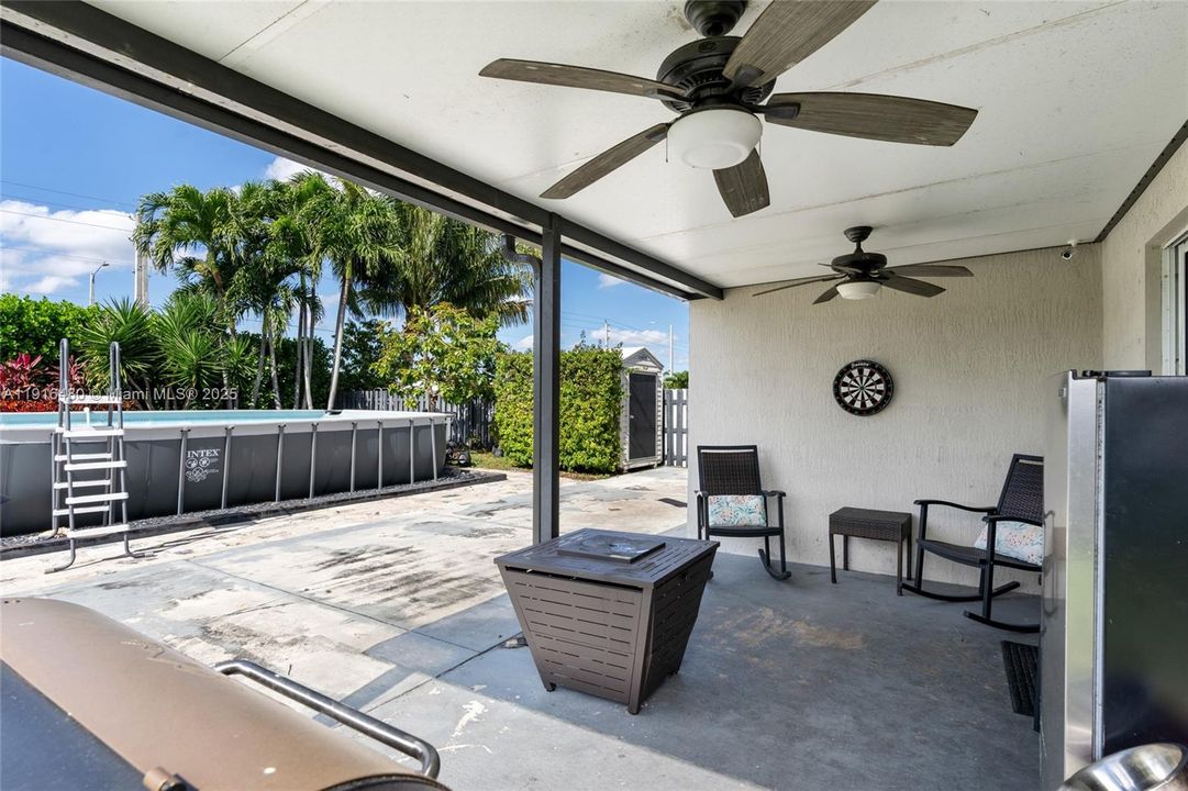 合同活跃: $650,000 (4 贝兹, 2 浴室, 1800 平方英尺)