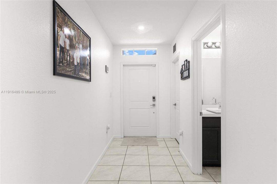 合同活跃: $650,000 (4 贝兹, 2 浴室, 1800 平方英尺)