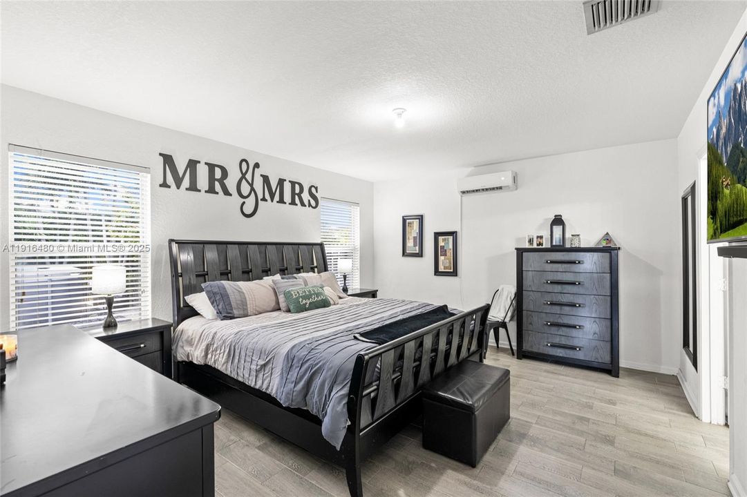 合同活跃: $650,000 (4 贝兹, 2 浴室, 1800 平方英尺)