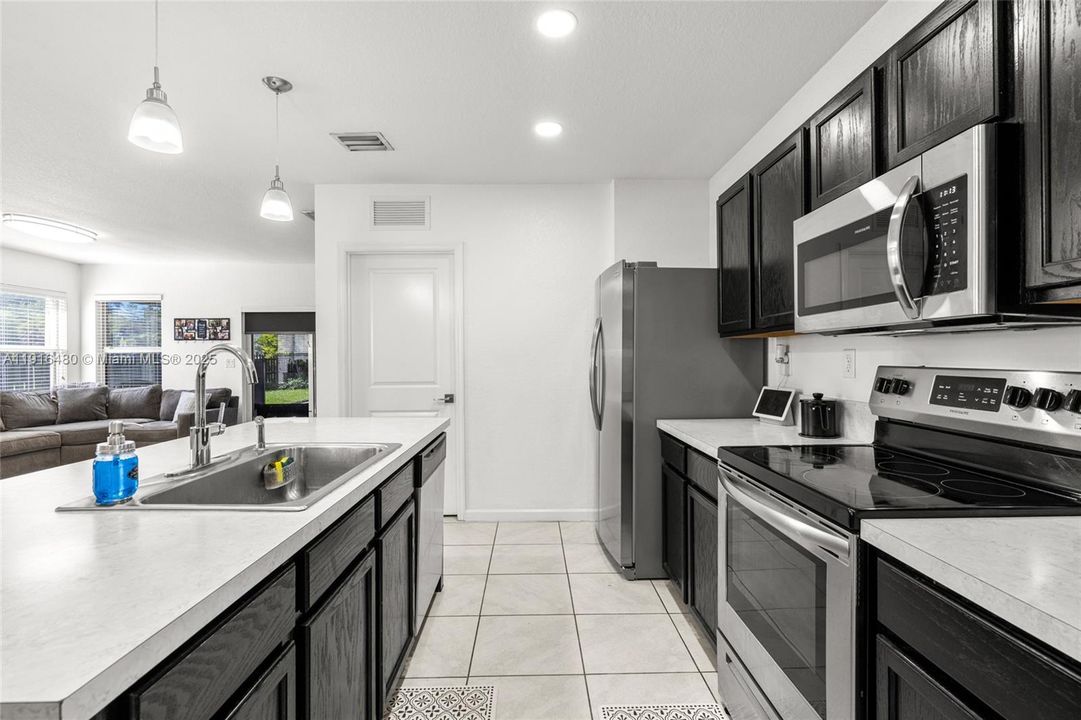 合同活跃: $650,000 (4 贝兹, 2 浴室, 1800 平方英尺)