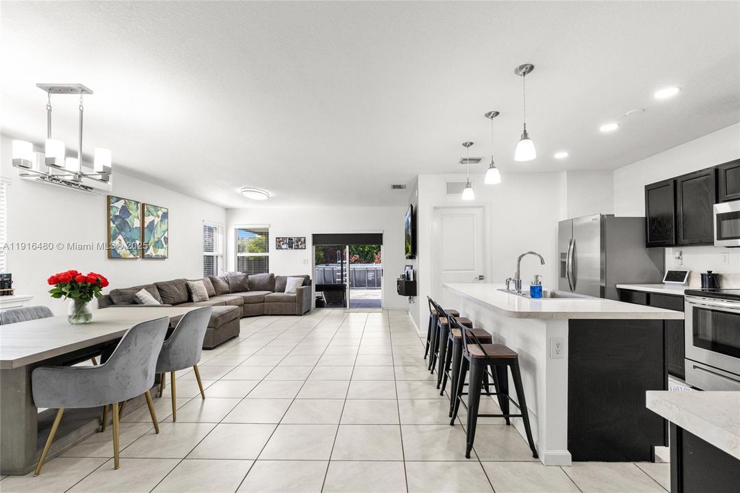 合同活跃: $650,000 (4 贝兹, 2 浴室, 1800 平方英尺)