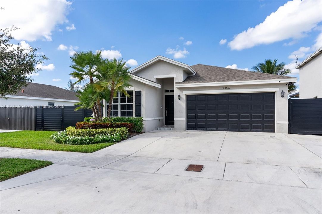 合同活跃: $650,000 (4 贝兹, 2 浴室, 1800 平方英尺)