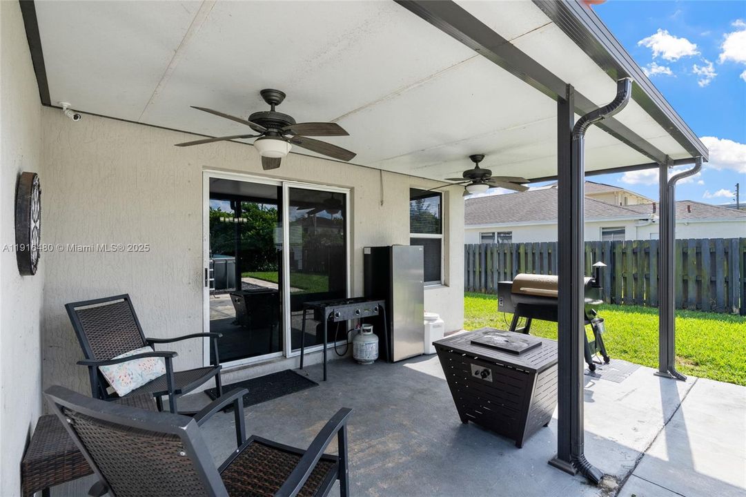 合同活跃: $650,000 (4 贝兹, 2 浴室, 1800 平方英尺)