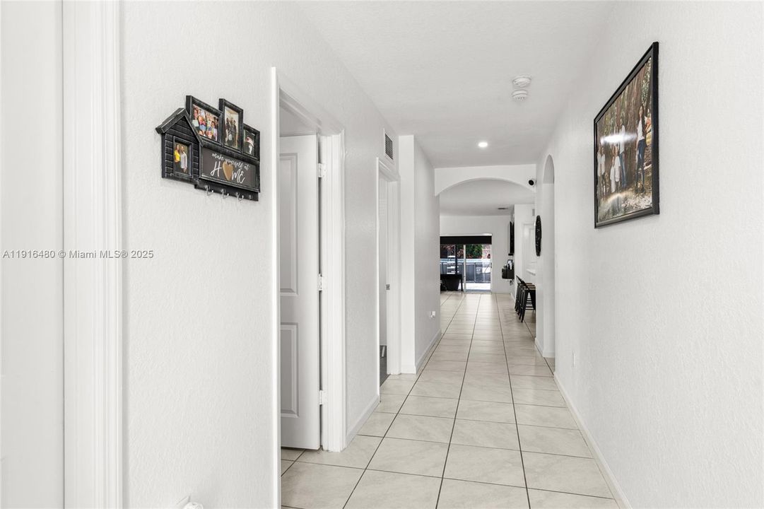 合同活跃: $650,000 (4 贝兹, 2 浴室, 1800 平方英尺)